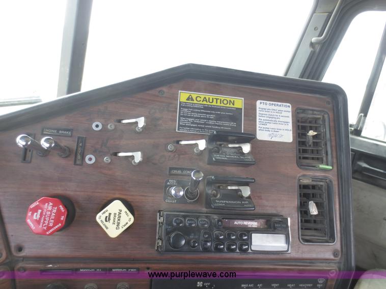 image for item F6852 1999 Freightliner FLD semi truck