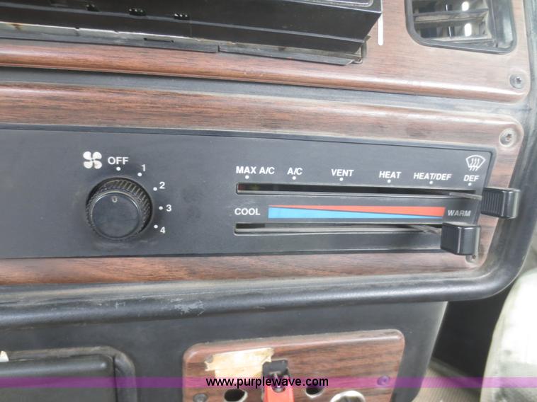 image for item F6852 1999 Freightliner FLD semi truck