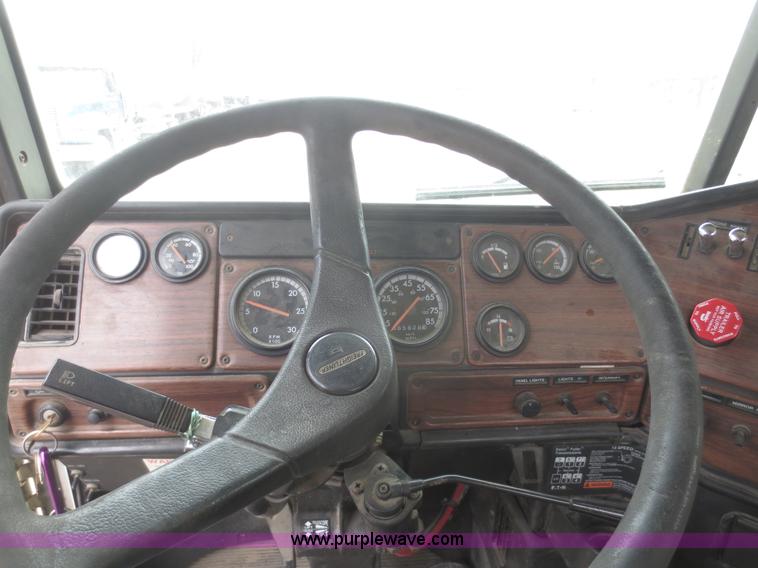 image for item F6852 1999 Freightliner FLD semi truck