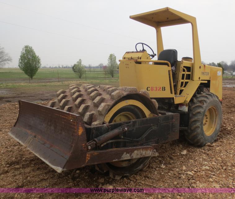 image for item F6854 Hyster C832B vibratory pad foot roller