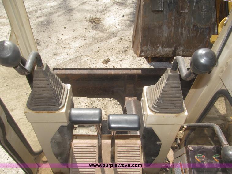 image for item F7318 1994 Caterpillar 307SSR mini excavator