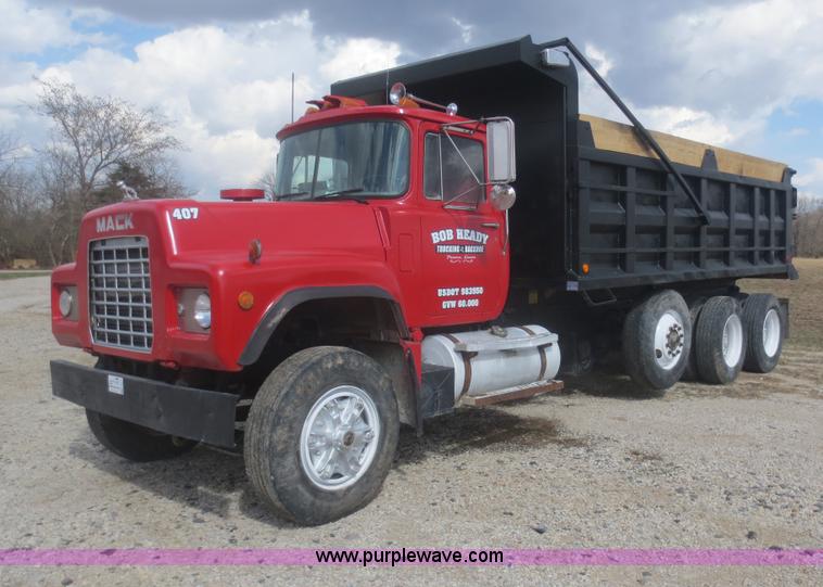 image for item F8227 1990 Mack RD690S dump truck