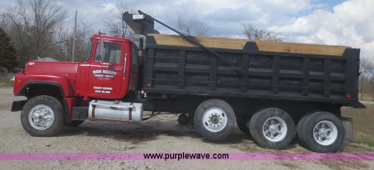 image for item F8227 1990 Mack RD690S dump truck