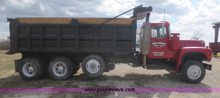 image for item F8227 1990 Mack RD690S dump truck