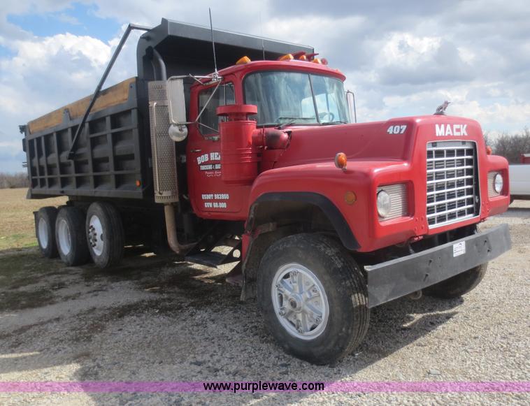 image for item F8227 1990 Mack RD690S dump truck