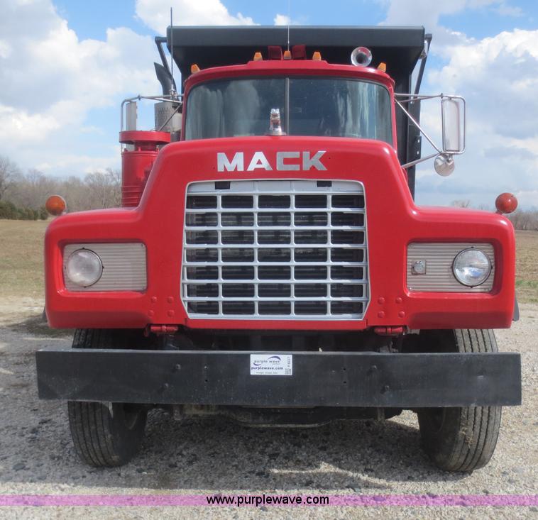 image for item F8227 1990 Mack RD690S dump truck