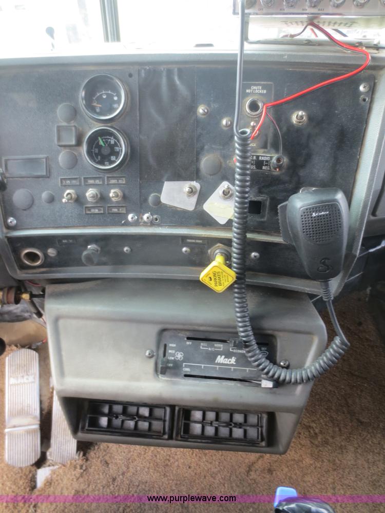 image for item F8227 1990 Mack RD690S dump truck