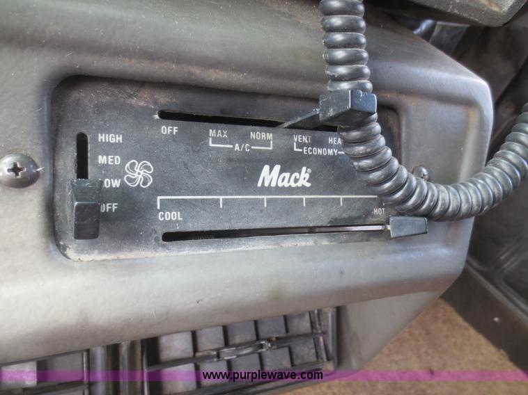 image for item F8227 1990 Mack RD690S dump truck