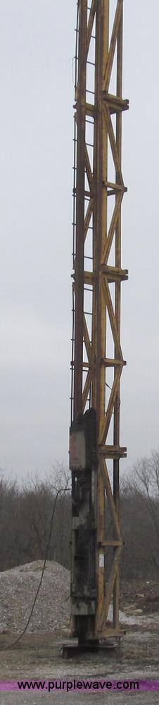 image for item G2336 Link Belt M70 diesel powered pile driver hammer