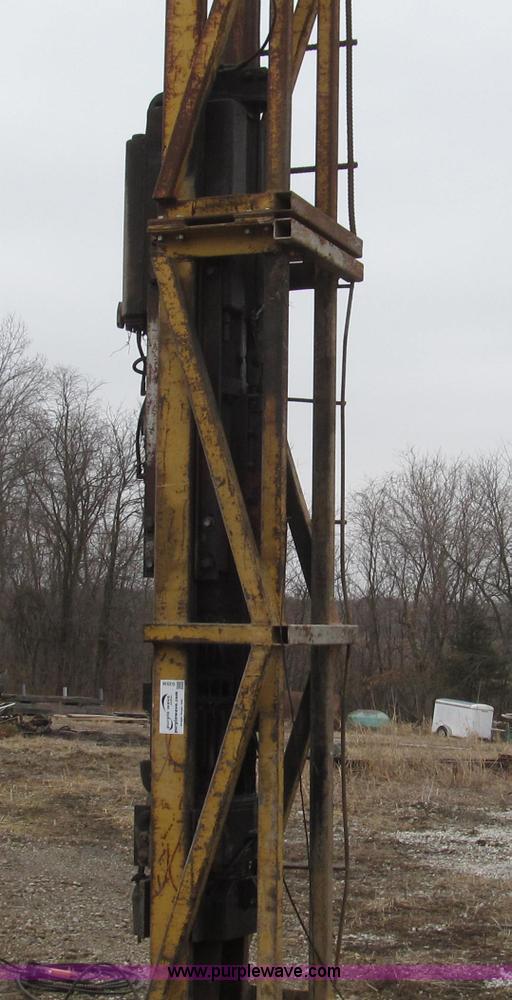 image for item G2336 Link Belt M70 diesel powered pile driver hammer