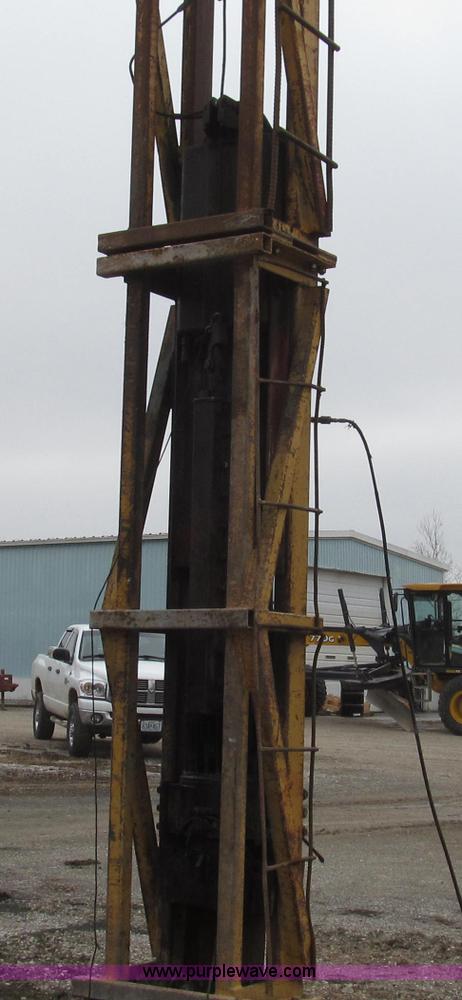 image for item G2336 Link Belt M70 diesel powered pile driver hammer