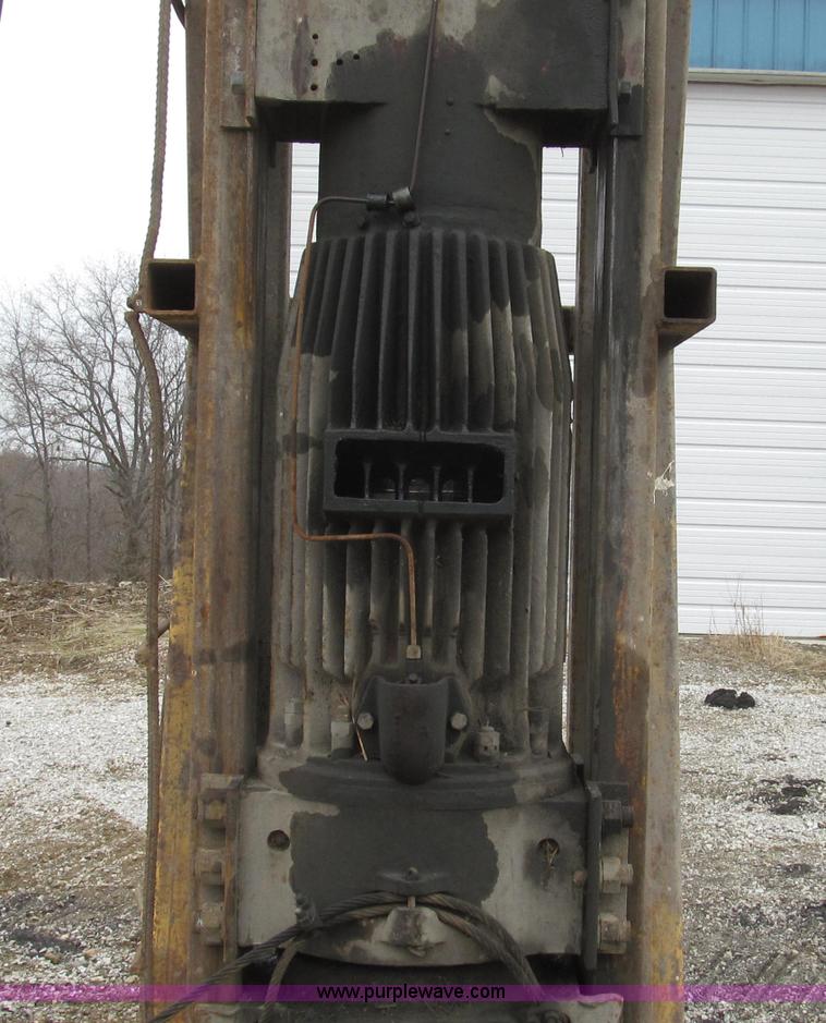 image for item G2336 Link Belt M70 diesel powered pile driver hammer