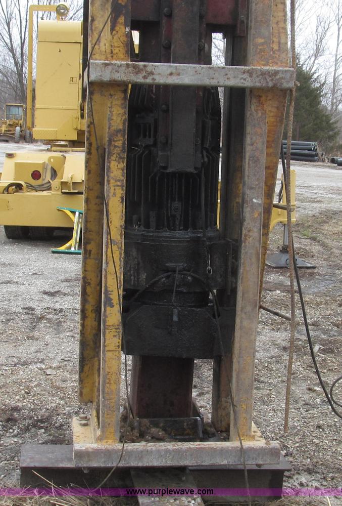 image for item G2336 Link Belt M70 diesel powered pile driver hammer