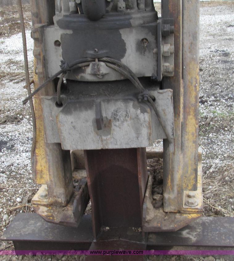 image for item G2336 Link Belt M70 diesel powered pile driver hammer