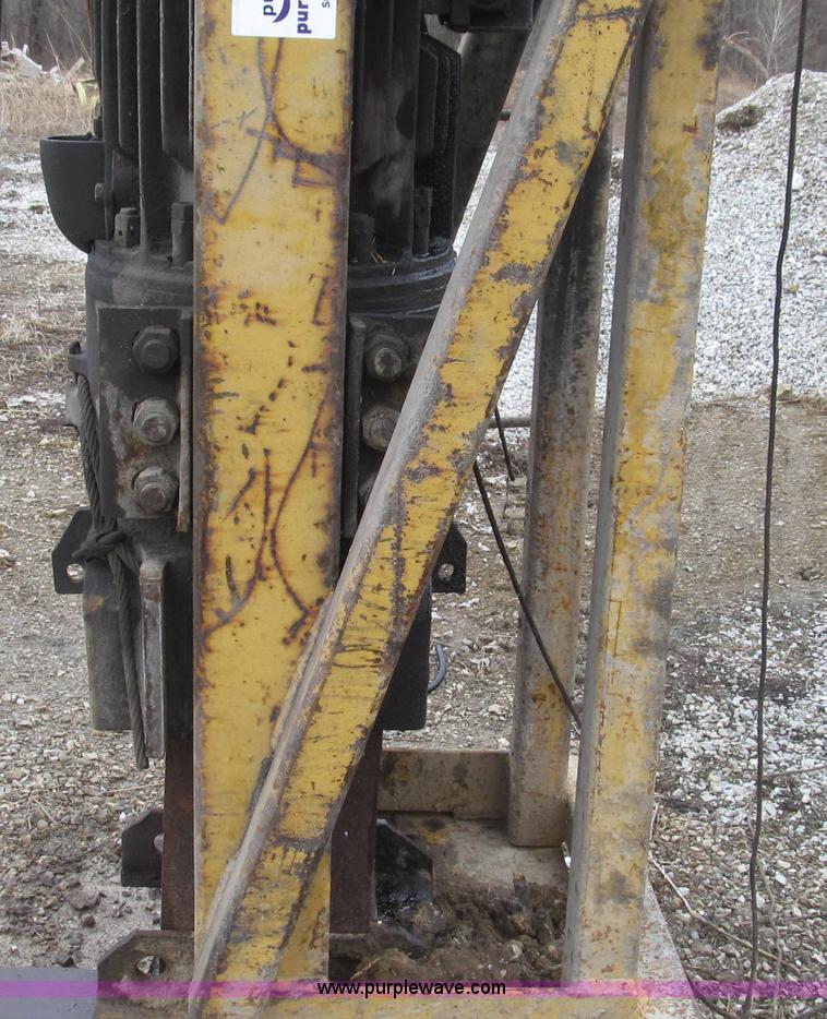 image for item G2336 Link Belt M70 diesel powered pile driver hammer