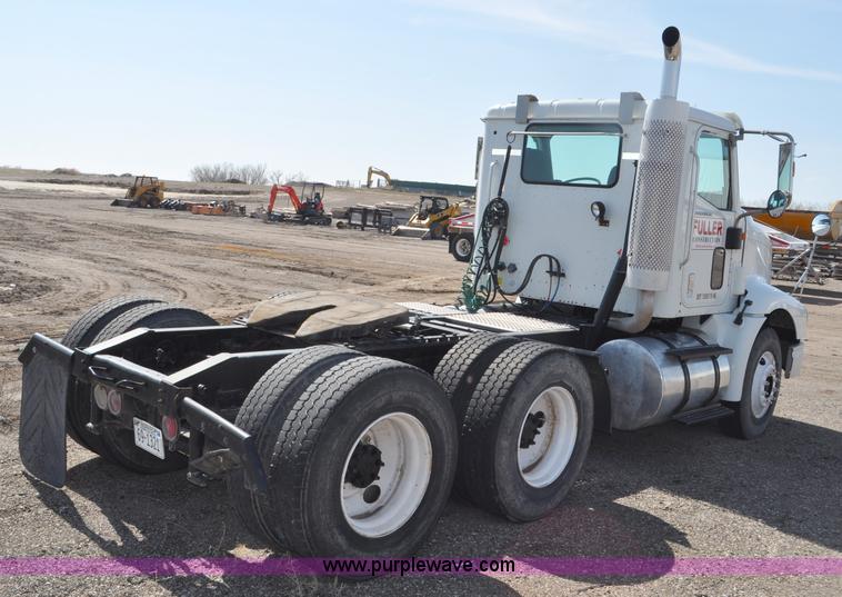 image for item G6445 2002 International 9100i semi truck