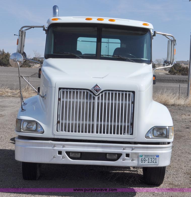 image for item G6445 2002 International 9100i semi truck