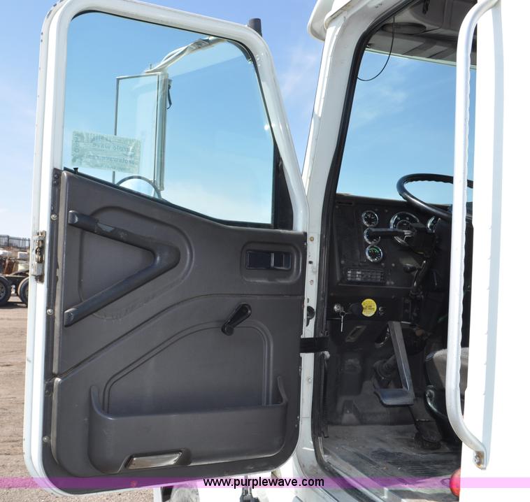 image for item G6445 2002 International 9100i semi truck