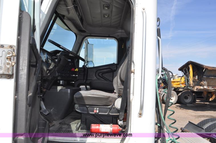 image for item G6445 2002 International 9100i semi truck