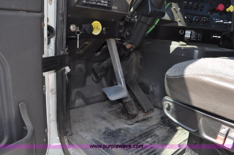 image for item G6445 2002 International 9100i semi truck