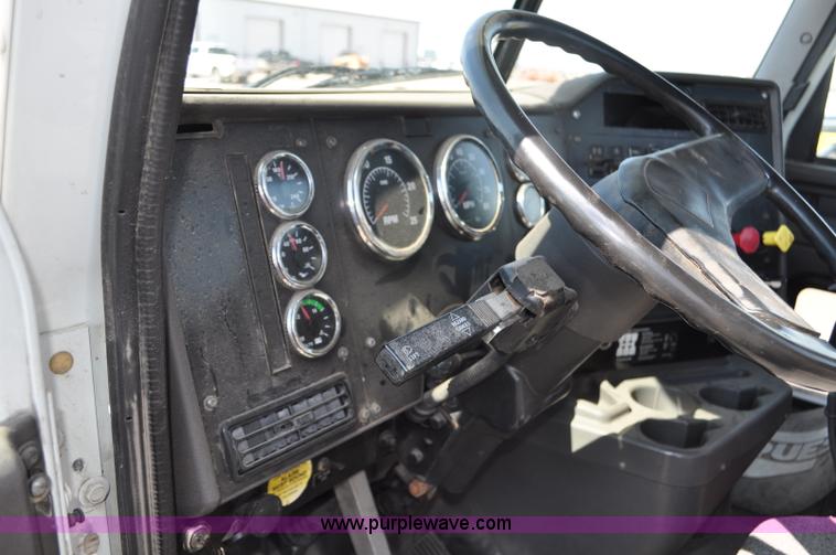 image for item G6445 2002 International 9100i semi truck