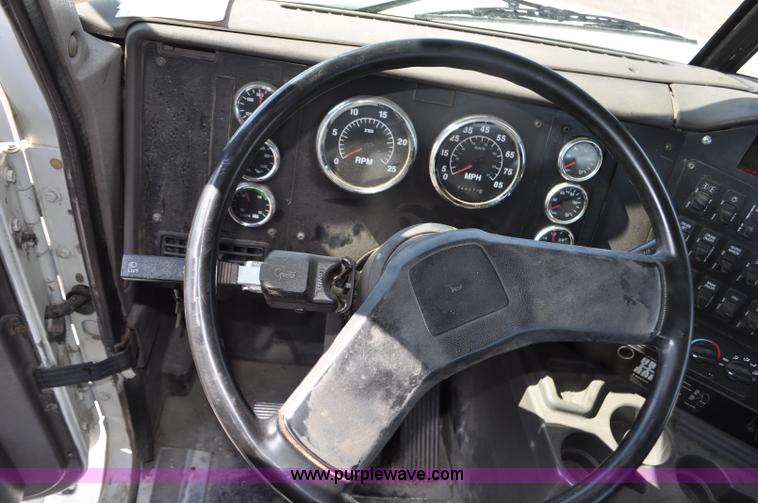 image for item G6445 2002 International 9100i semi truck