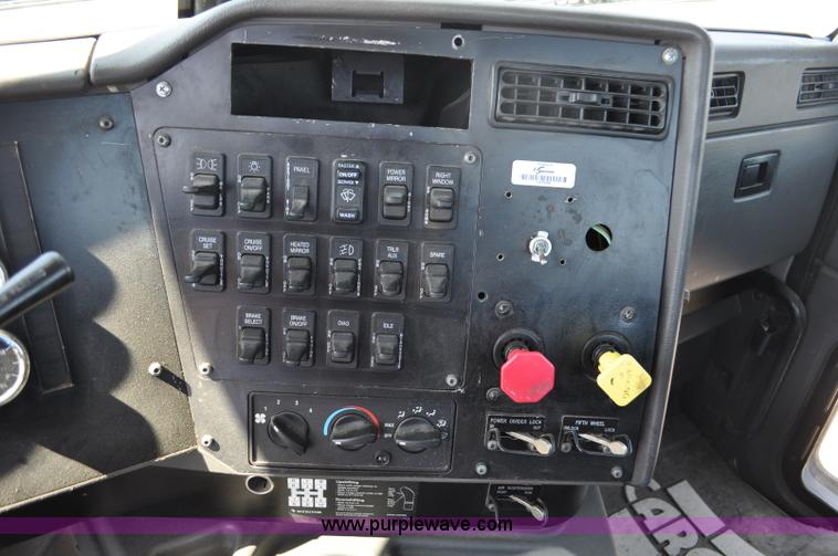 image for item G6445 2002 International 9100i semi truck