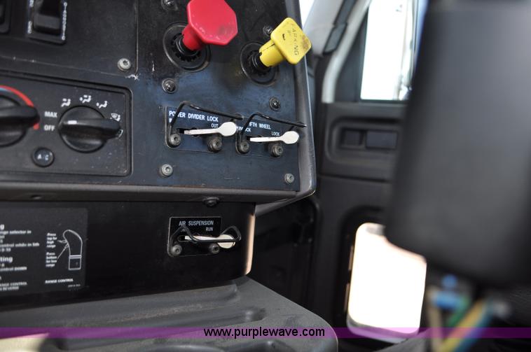 image for item G6445 2002 International 9100i semi truck