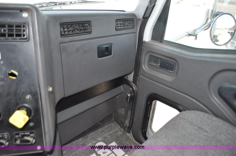 image for item G6445 2002 International 9100i semi truck