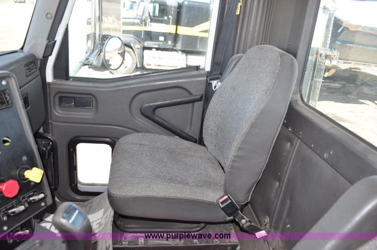 image for item G6445 2002 International 9100i semi truck