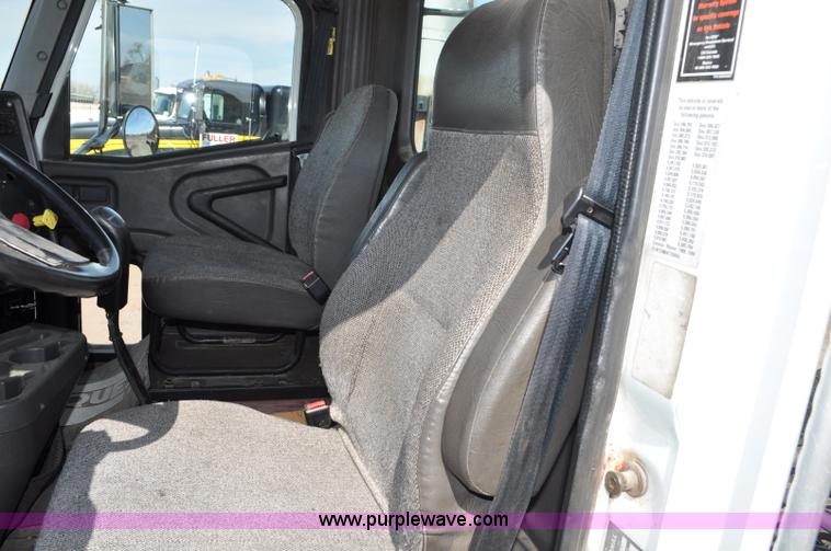 image for item G6445 2002 International 9100i semi truck