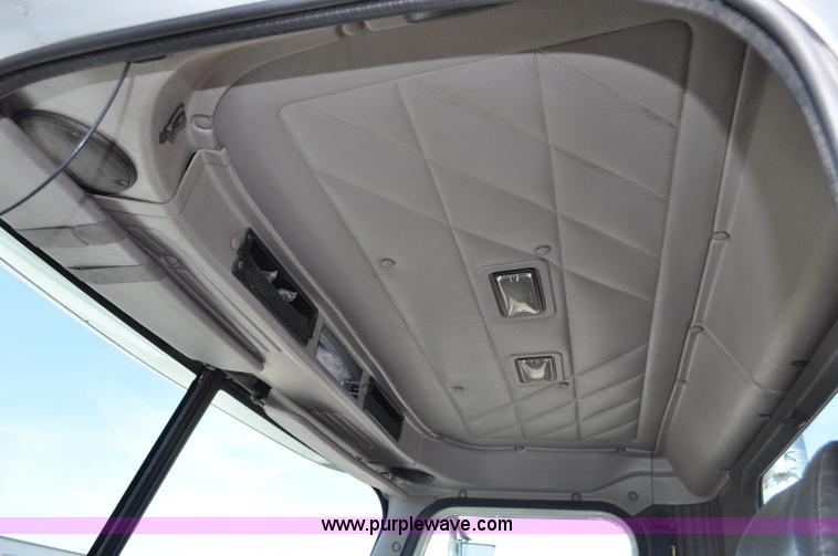 image for item G6445 2002 International 9100i semi truck