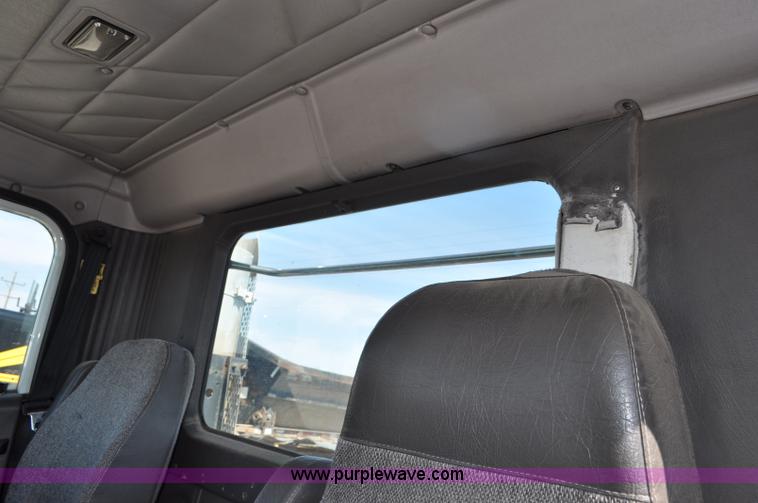 image for item G6445 2002 International 9100i semi truck