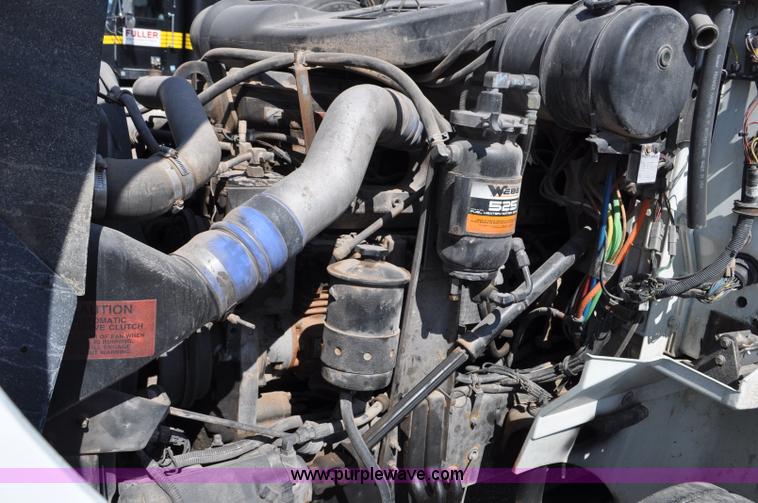 image for item G6445 2002 International 9100i semi truck