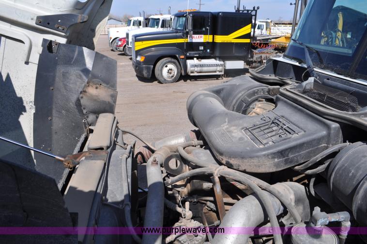 image for item G6445 2002 International 9100i semi truck