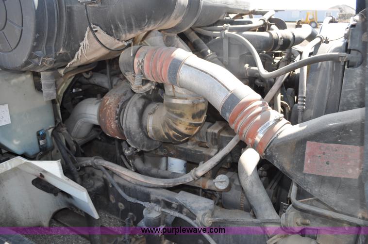 image for item G6445 2002 International 9100i semi truck