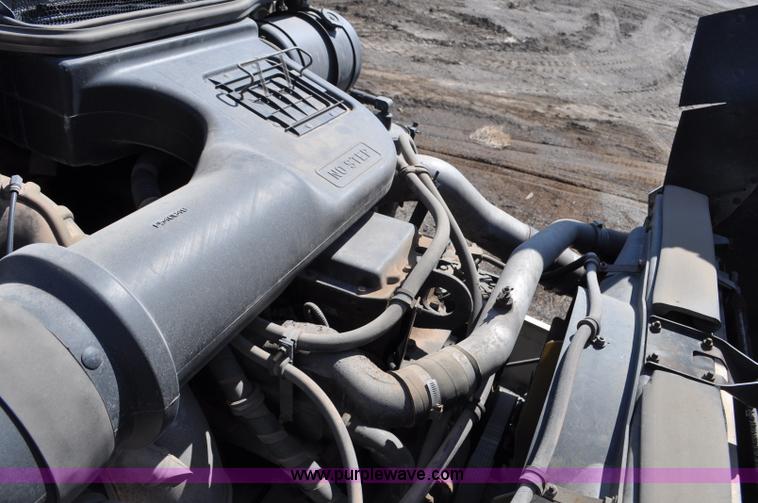 image for item G6445 2002 International 9100i semi truck