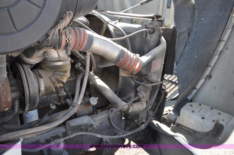 image for item G6445 2002 International 9100i semi truck