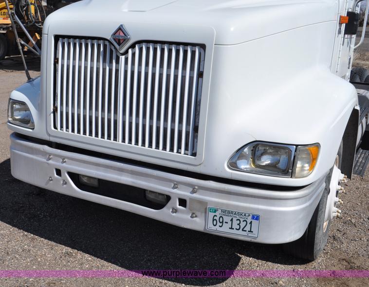 image for item G6445 2002 International 9100i semi truck