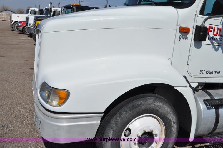 image for item G6445 2002 International 9100i semi truck