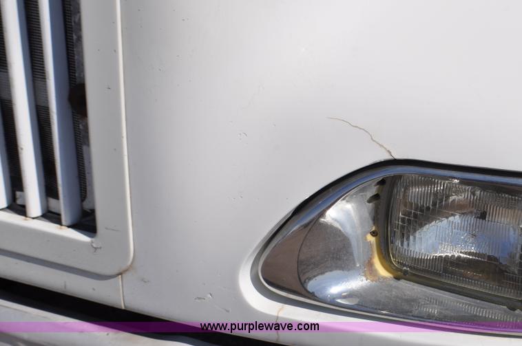 image for item G6445 2002 International 9100i semi truck