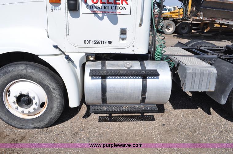 image for item G6445 2002 International 9100i semi truck