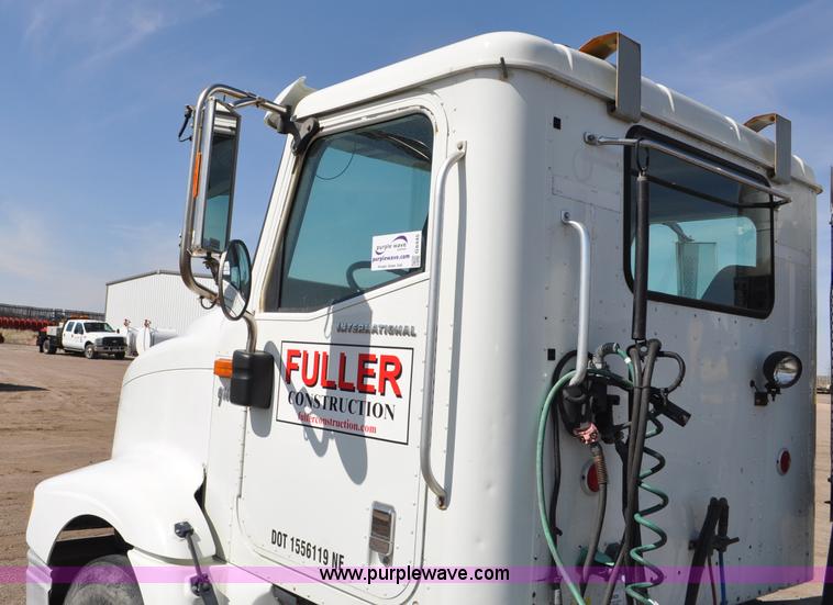 image for item G6445 2002 International 9100i semi truck