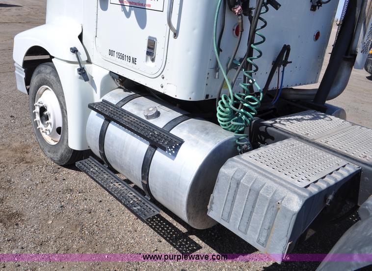 image for item G6445 2002 International 9100i semi truck