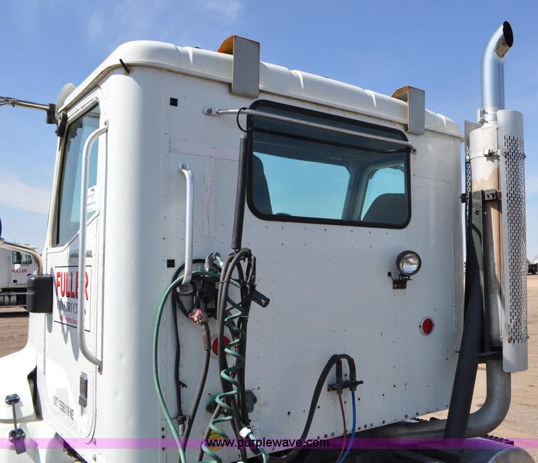 image for item G6445 2002 International 9100i semi truck