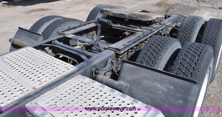 image for item G6445 2002 International 9100i semi truck