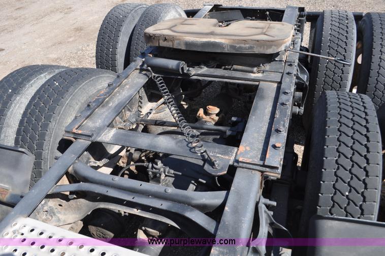 image for item G6445 2002 International 9100i semi truck