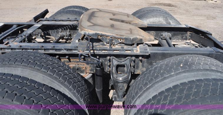 image for item G6445 2002 International 9100i semi truck