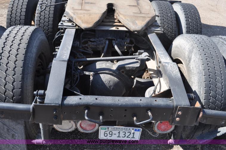 image for item G6445 2002 International 9100i semi truck