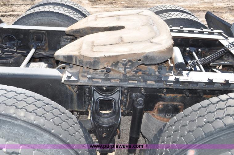 image for item G6445 2002 International 9100i semi truck